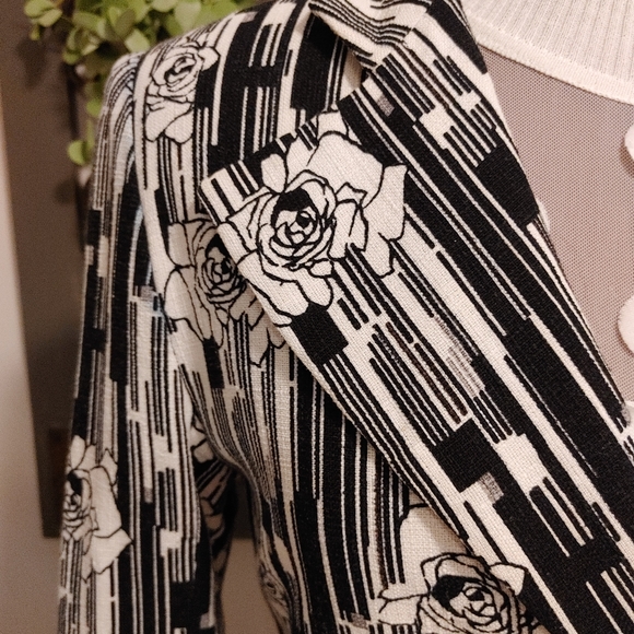 Stunning rose designed jacket. - Picture 2 of 11